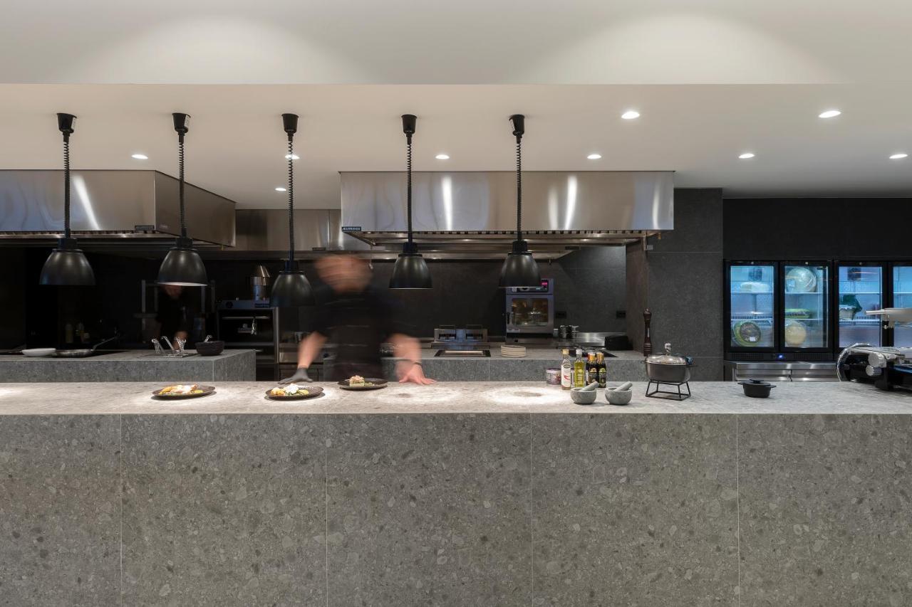 D' Andrea Lagoon All Suites - Adults Only มาร์มารี ภายนอก รูปภาพ The open kitchen at the restaurant
